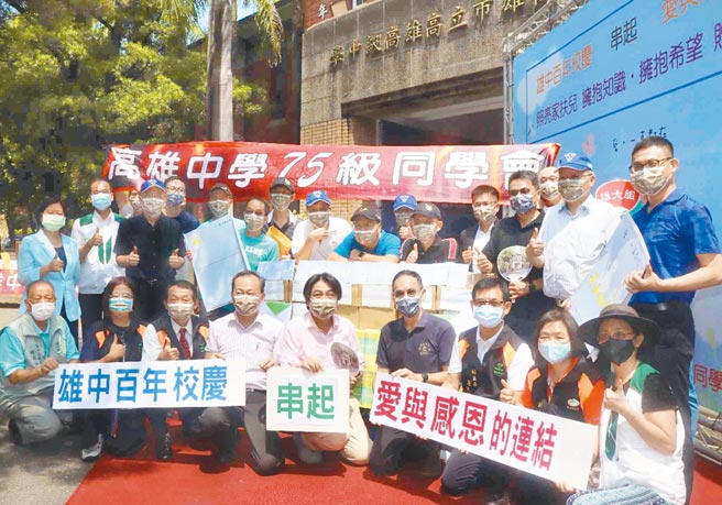 高雄中学毕业校友发起「拥抱知识 拥抱希望」赠书活动，28日回到母校雄中，举办南高雄家扶、北高雄家扶的联合赠书会，有不少孩子也到场表达谢意。（高市教育局提供／柯宗纬高雄传真）