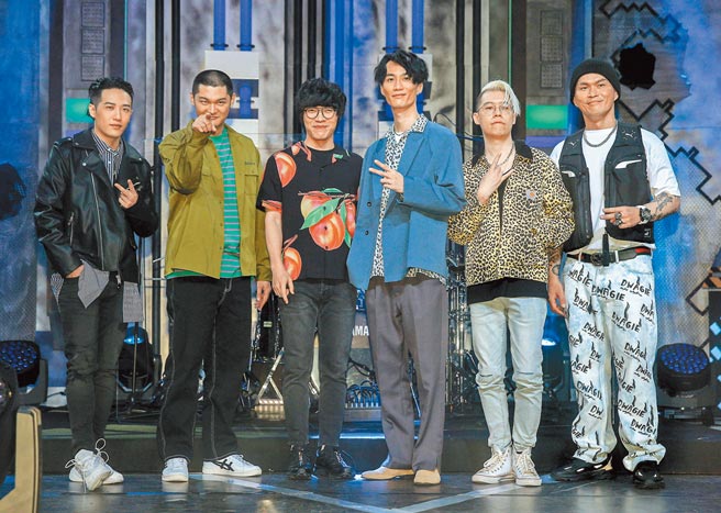熊仔（左起）、Leo王、卢广仲、李英宏、剃刀蒋以及大支参加《大嘻哈时代》节目录影。（粘耿豪摄）