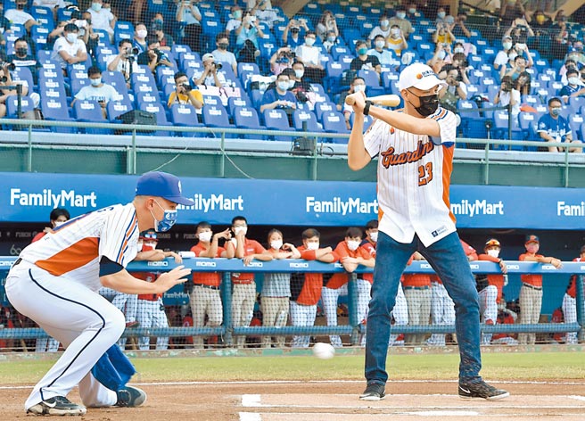 台湾大总经理林之晨（右）上场挥棒。（台湾大提供）