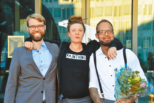 导演班雅明李（左起）将女画家芭博拉洁西科娃和窃贼卡尔贝提尔诺德兰的故事拍成纪录片。（海鹏影业提供）