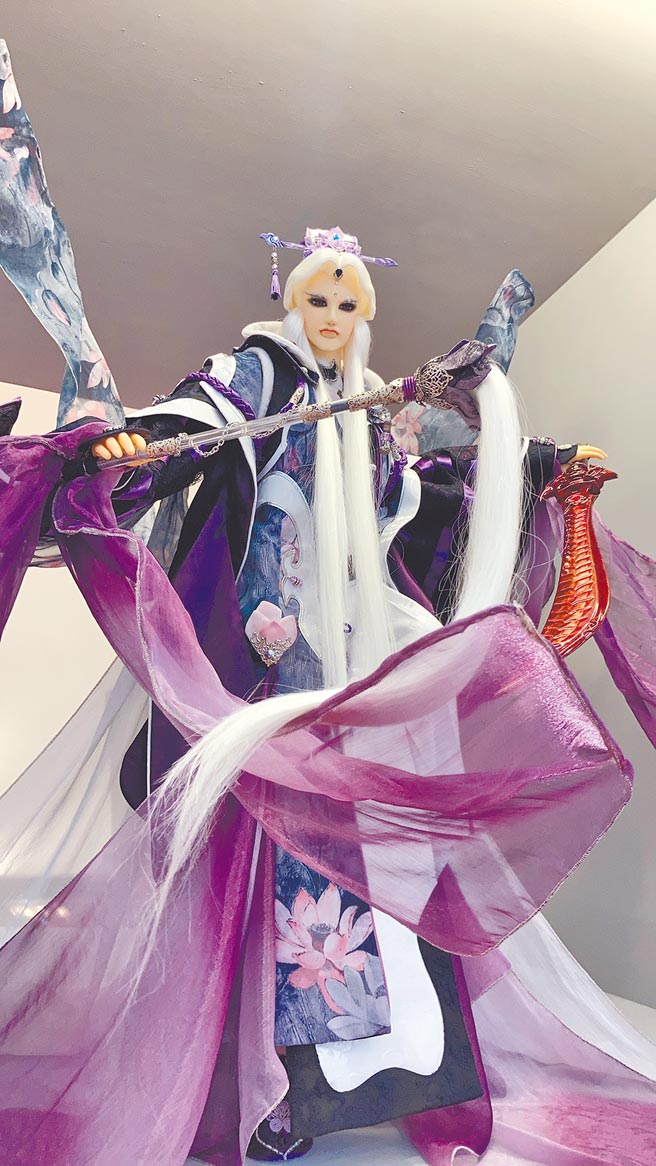 戲偶以層疊展櫃展示，霹靂英雄好似飛越天空。（溫博鈞攝）