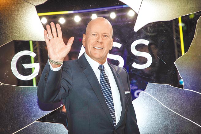 布魯斯威利本尊（見圖）「換臉」後拍廣告賺進滿滿荷包。（美聯社、摘自YT）