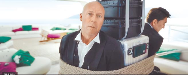 布魯斯威利本尊「換臉」後（見圖）拍廣告賺進滿滿荷包。（美聯社、摘自YT）