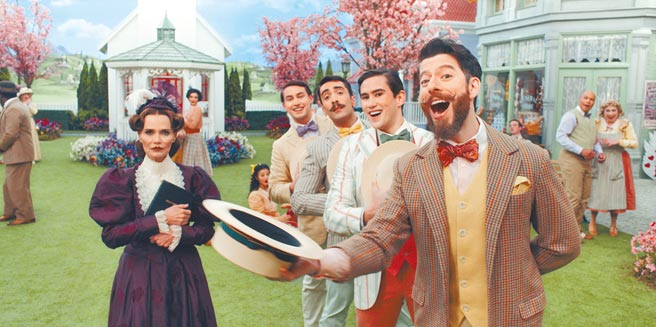 克莉絲汀錢諾維斯（左）在劇中板著一張臉演出。（Apple TV+提供）