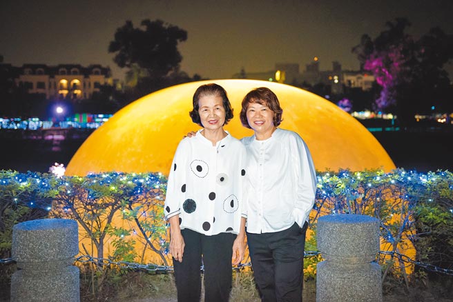 黄敏惠市长与母亲黄郑梅子2020年在光织影舞池中月前留影。（嘉义市政府提供）