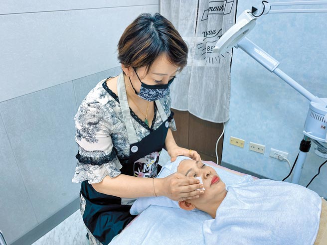 瑞士星资讯董事长陈柔蓁亲自体验公司研发产品。（王胜修摄）