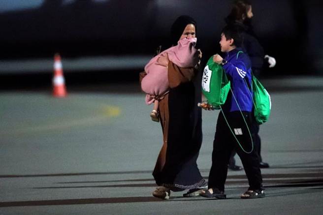 英美等国发表声明：塔利班同意阿富汗人离境。（路透社）