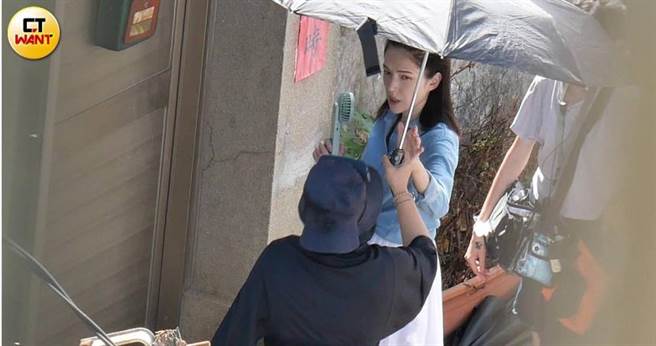 8月26日下午，许玮宁现身淡水拍戏。（图／摄影组）