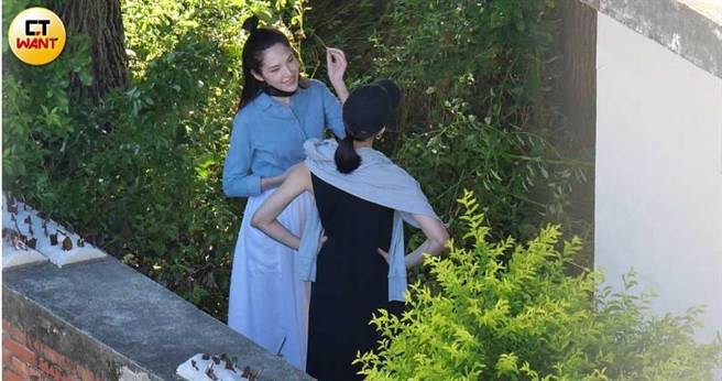 拍戏空檔许玮宁与工作人员聊天，心情看来不错。（图／摄影组）