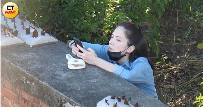 休息时间许玮宁时而放空时而滑手机，给自己一点独处的空间。（图／摄影组）