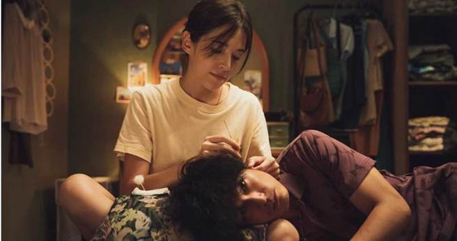 许玮宁与邱泽在电影《当男人恋爱时》的爱情戏真挚感人。（图／金盏花大影业提供）