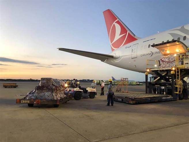 捷克捐赠台湾莫德纳疫苗抵达桃园机场。（外交部提供）