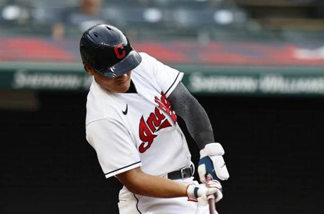 印地安人张育成代打敲出二垒打，助队击败红袜。（美联社）