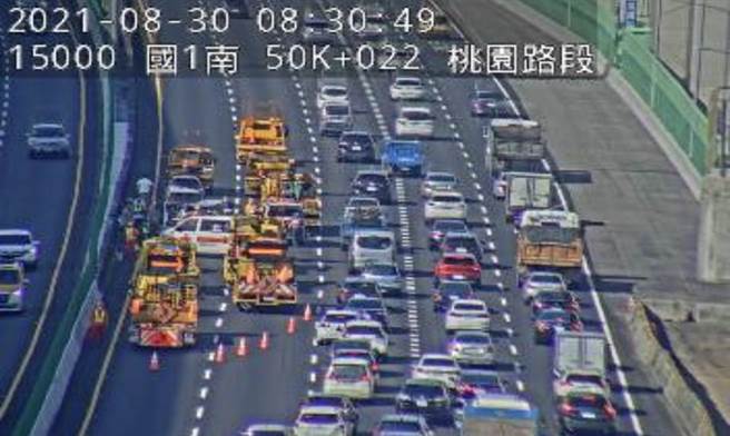 國道1南下桃園段四車連環撞，2人受傷車流回堵3公里。(翻攝國道高速公路即時路況)