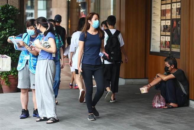 双北市昨日暴增13例本土个案，医师沈政男坦言，最担心打完两剂疫苗仍确诊的长荣机师，认为可能会成为下一个破口。图为疫情下民眾在社区生活。（图／记者邓博仁摄影）