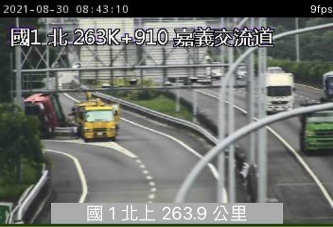 国1嘉义交流道拖板车翻覆，驾驶无伤谷物倒满边坡。(翻摄高速公路即时路况)