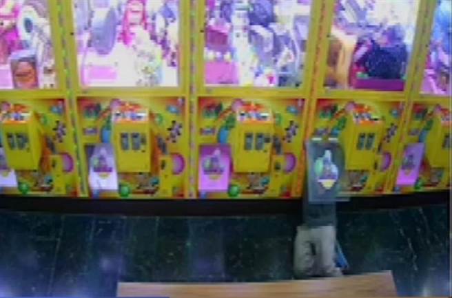邱姓男子展现软骨功，直接爬入娃娃机台取走玩具。（高市苓雅警分局提供／袁庭尧高雄传真）