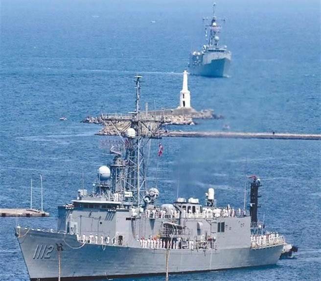 海軍已婚中校「暈船」偷吃女下士，司令劉志斌震怒記兩大過汰除，圖前方為銘傳軍艦。(中時資料庫)
