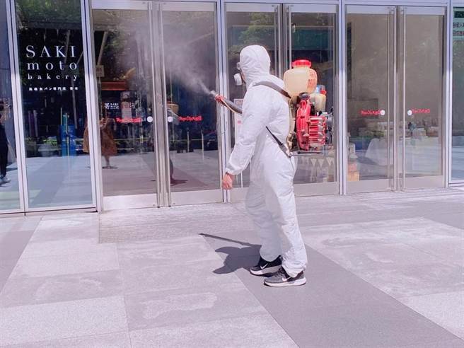 图为板桥大远百进行清消。(图/截自远东百货MegaCity官方脸书)