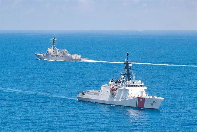 美國第七艦隊勃克級飛彈驅逐艦「紀德號」與美國海岸防衛隊傳奇級國安巡防艦「門羅號」，27日通過台灣海峽。（摘自USPacificFleet臉書）