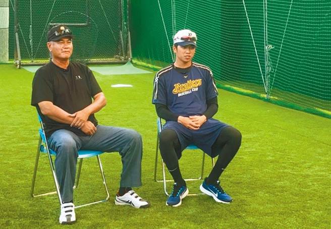 王光辉(左)因肝癌逝世，享年56岁。（中信兄弟提供）