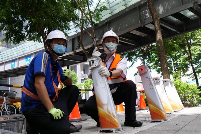 微笑单车公司今天在新北市政府新府路YouBike站安装2.0第一个柱位，交通局长锺鸣时也到场安柱。（新北市交通局提供）
