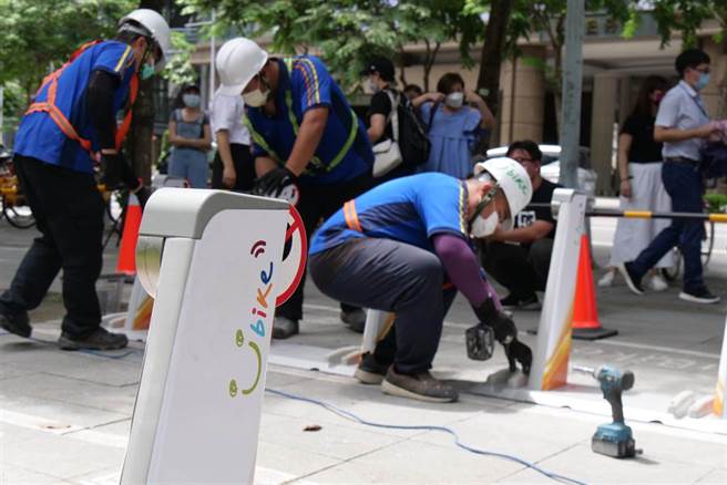 微笑单车公司今天在新北市政府新府路YouBike站安装2.0第一个柱位，交通局长锺鸣时也到场安柱。（新北市交通局提供）
