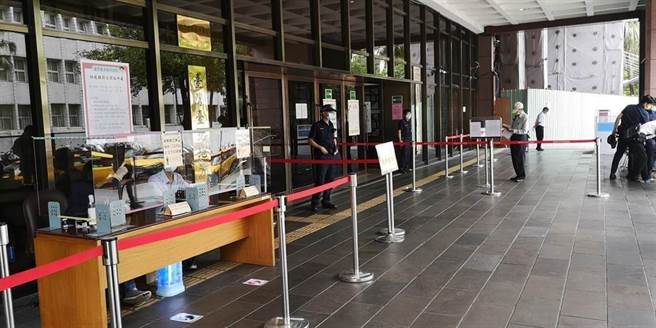 一名正妹泥醉後躲臥在信義區夜店外，一名男大生竟大膽拖入草叢性侵。(中時資料庫) 