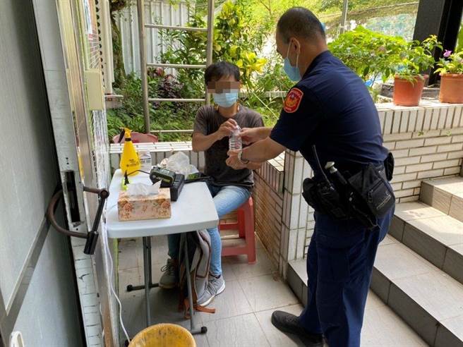 汐止分局員警提供飲水供謝男服藥。（警方提供）