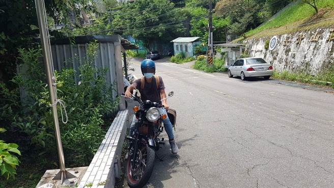 謝男恢復體力向警方致謝後騎車返家。（警方提供）