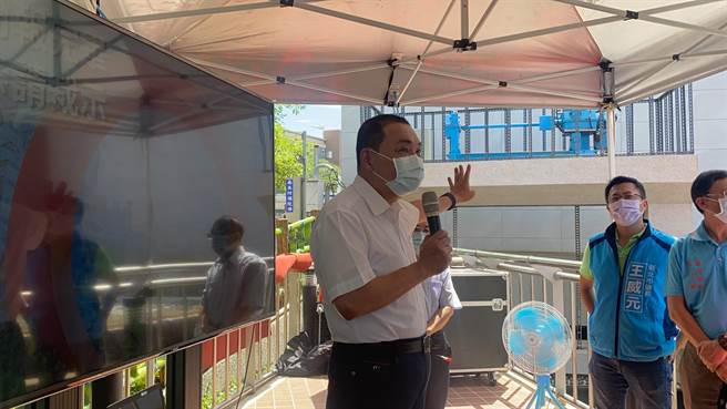 爭取國民黨主席連任的江啟臣今30日下午將拜會新北市議會，新北市長侯友宜視察蘆洲鴨母港溝時回應。(戴上容攝)