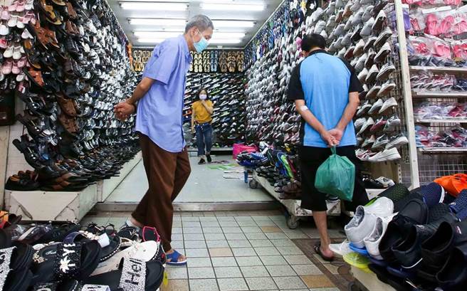 鞋店前行人來來往往只有觀看，買氣低，希望疫情快過，振興券快來。(陳俊吉攝)
