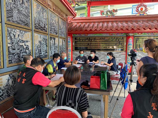 新北市莺歌拥有丰富的窑产业及陶瓷文化，永昌社区发展协会邀请2位在地青年志工投入社区服务，打造青银艺术共创工作坊，访谈耆老和窑产业者，并运用绘画侧写、访谈纪录片呈现故事。（莺歌区公所提供）