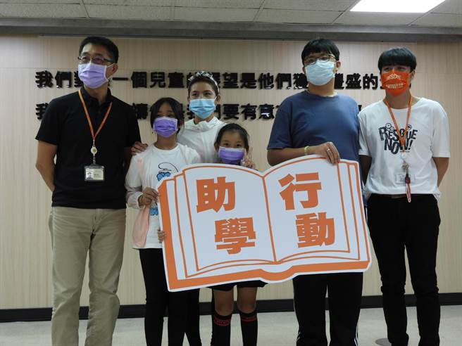 台湾世界展望会花莲办公室今邀请受扶学生及家长分享受助心路歷程。（罗亦晽摄）