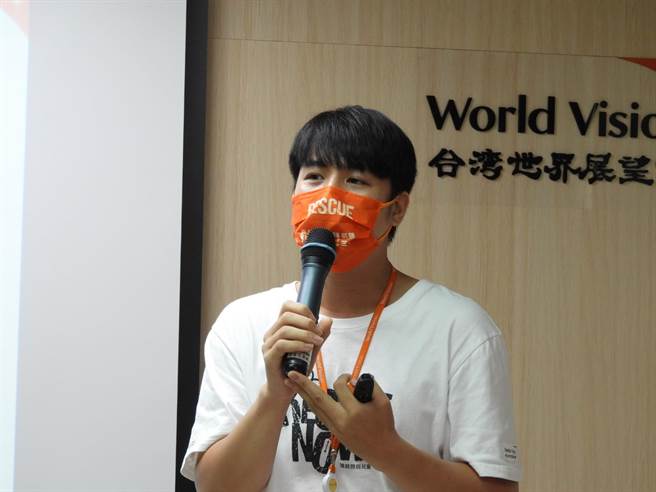 来自花莲县玉里镇阿美族社工施亚瑟和妹妹从小在单亲家庭中长大，母亲在他高中那年，积劳成疾，不幸离世，兄妹2人在世界展望会的协助下成长。（罗亦晽摄）