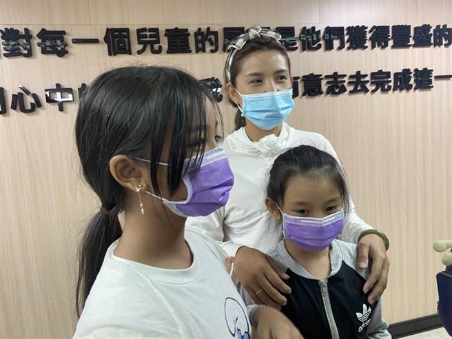 王小姐是位单亲妈妈，今也带家中2个女儿分享受世界展望会协助的经验。（罗亦晽摄）