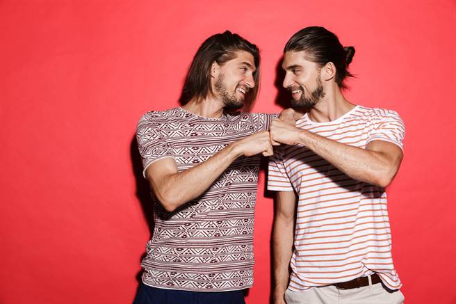 外国一名女子近日拍片分享，她和妈妈直到爸爸过世才知道他有一个双胞胎兄弟，而且2人还经常交换身分生活。(示意图/达志影像)