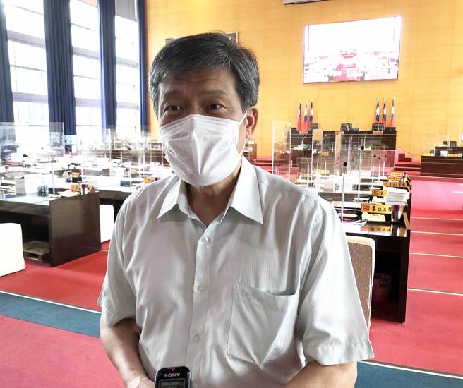 衛生局長曾梓展說，邱女是接種高端疫苗台中市第5位出現不適的民眾。(陳世宗攝)