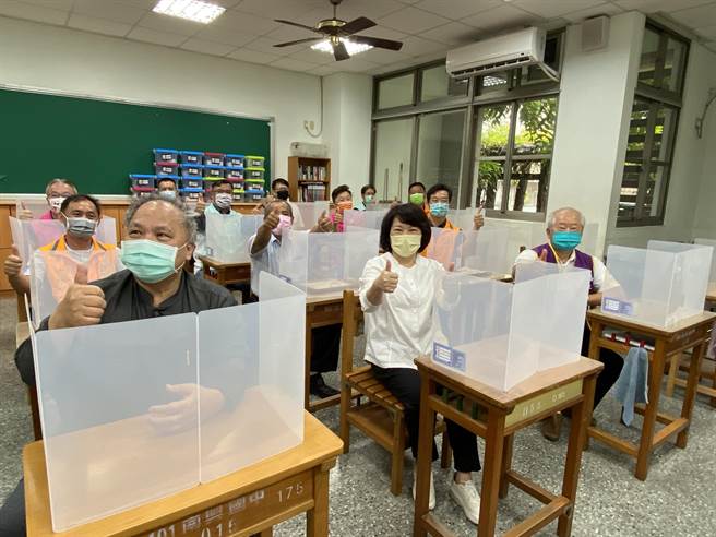 嘉义市长黄敏惠偕嘉义社区发展教育事务基金会创办人蔡宗佑（左）等人参观教室课桌防疫隔板。（廖素慧摄）