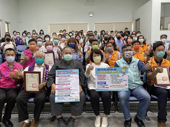 嘉义市长黄敏惠与国中小校长们及嘉义市家长协会携手防疫。（廖素慧摄）