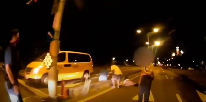 北市北投区3位民眾酒后搭乘计程车，30日凌晨1时许，行经北投承德路7段、实践街街口，后座1人突然打开车门，因酒后站不稳，跌趴马路中分隔岛。（影片截图）