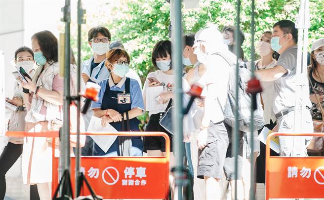 高端COVID-19疫苗開放施打，圖為台大醫學院體育館接種站。(示意圖，郭吉銓攝)