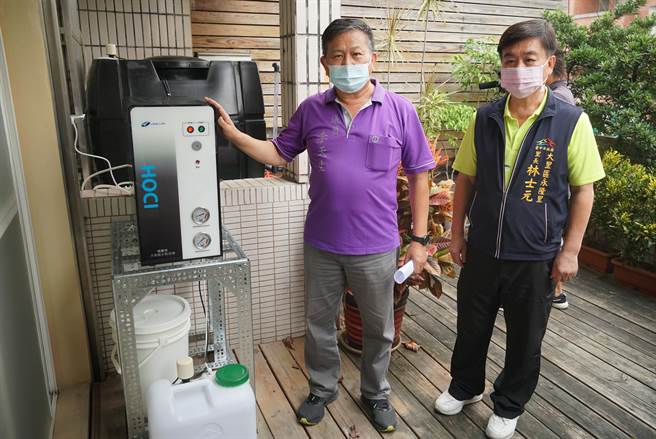 台中市议员李天生，30日表示，透过这台次氯酸水制造机，服务处每天约可生产3吨左右的次氯酸水，即日起提供给民眾免费取用。（黄国峰摄）
