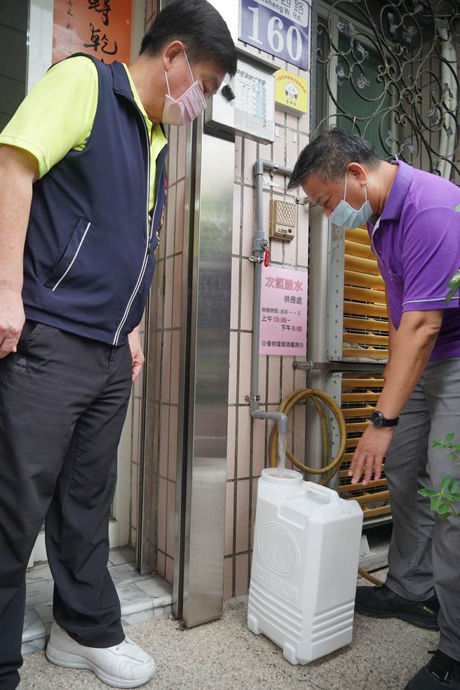 台中市议员李天生30日表示，服务处设置次氯酸水供应系统，即日起提供给民眾免费取用。（黄国峰摄）