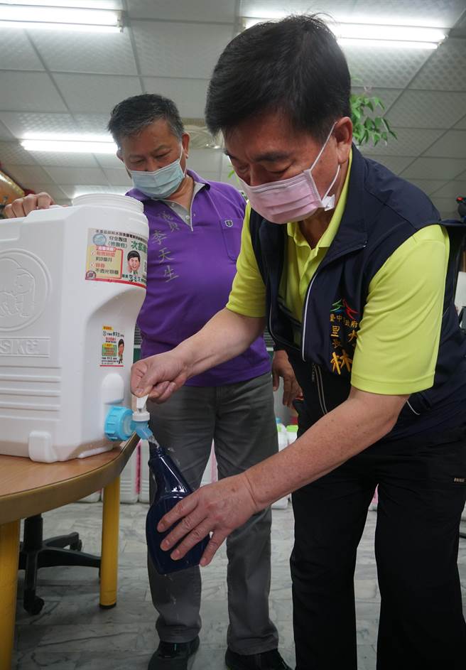 台中市议员李天生30日表示，服务处设置次氯酸水供应系统，民眾可自备容器来免费取用。（黄国峰摄）