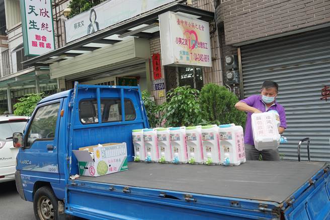 台中市议员李天生30日表示，即日起免费提供次氯酸水取用，团体、大楼、里办公室方面，会有专人配送。第一天李天生协助搬运 次氯酸水。（黄国峰摄）
