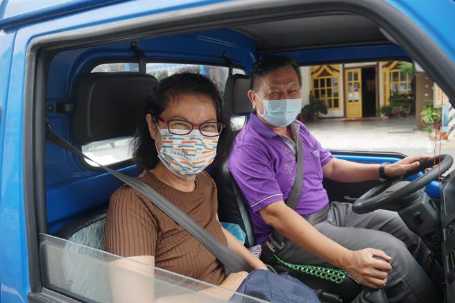 台中市议员李天生，30日起免费提供次氯酸水取用，团体、大楼、里办公室方面，会有专人配送。第一天李天生亲自开货车配送。（黄国峰摄）