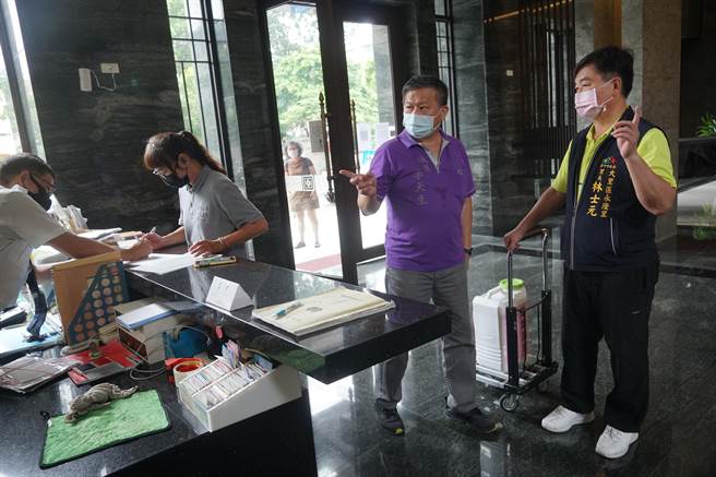 台中市议员李天生，30日起免费提供次氯酸水取用，有需要的团体、大楼、里办公室，可到服务处登记，将有专人配送。（黄国峰摄）