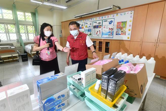 新北市长侯友宜今视察学校防疫整备。（新北市政府提供）