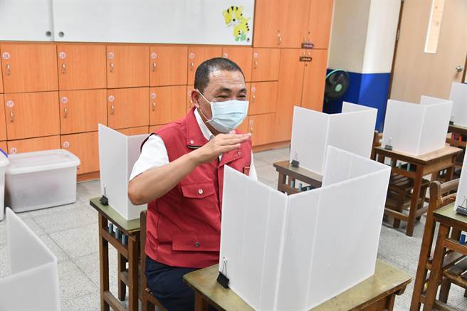 新北市长侯友宜今视察学校防疫整备。（新北市政府提供）